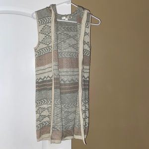 Tribal patterned sleeveless cardigan with hoodie